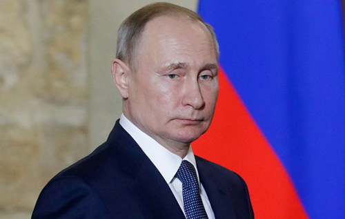 Путину муторно: все вокруг от рук отбились, никто не слушается, вразнос пошли. Только и остается, что в "пожизненные" сенаторы податься, – российский журналист
