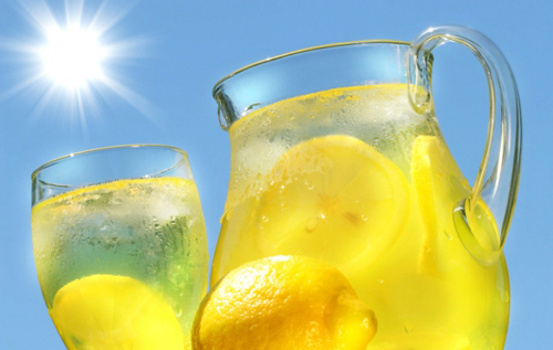 Вода з лимоном і мокрий одяг: лікар розповів, як врятуватися від спеки