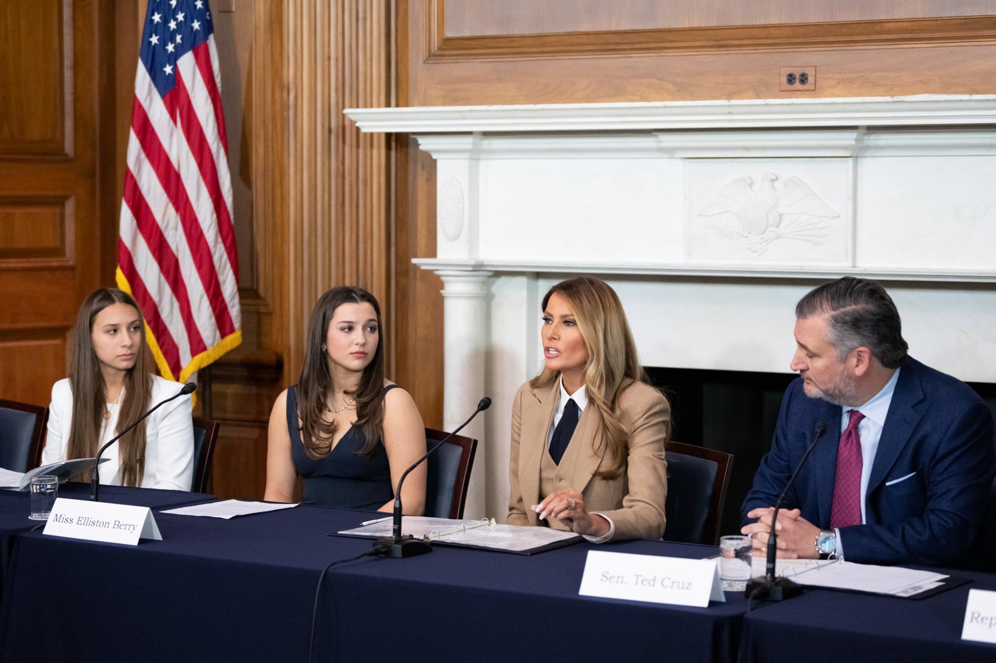 Меланія Трамп організувала круглий стіл щодо врегулювання законодавства поширення інтимних фото як помсти