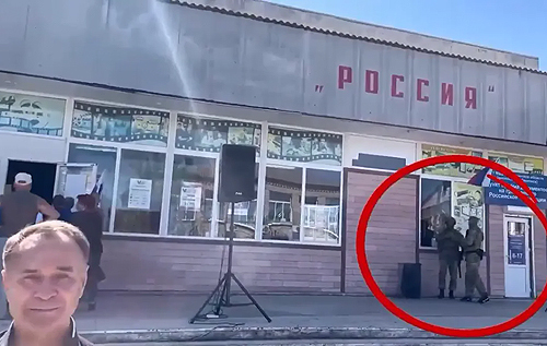 Під дулом автомата: окупанти самі показали суть "виборів" на окупованих територіях України. ВІДЕО