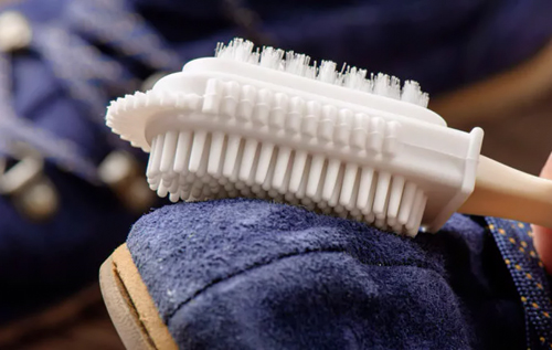 Блогер поділився лайфхаками, як швидко очистити замшеве взуття від бруду та плям