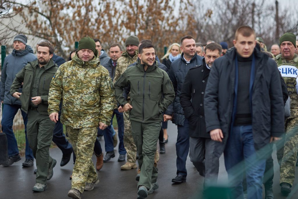 Президент на Донбасі присвоїв почесні найменування бойовим підрозділам. СПИСОК