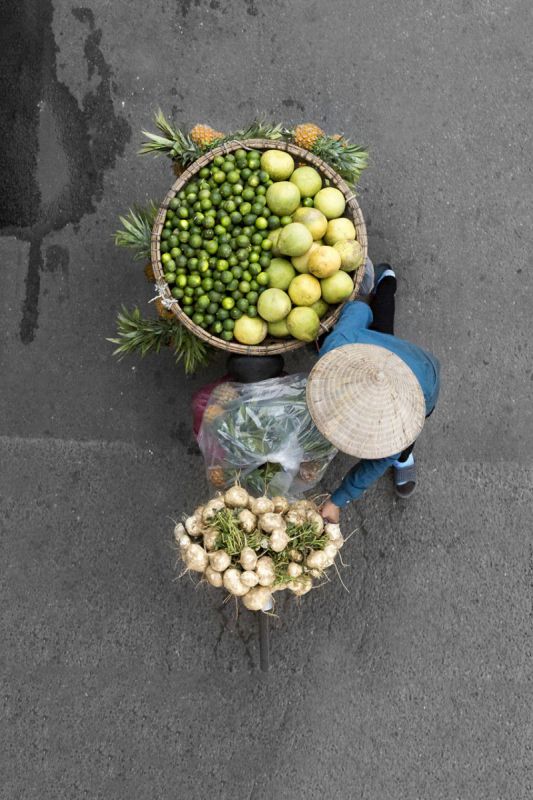 Вьетнамские уличные торговцы - воплощение гармонии. ФОТО