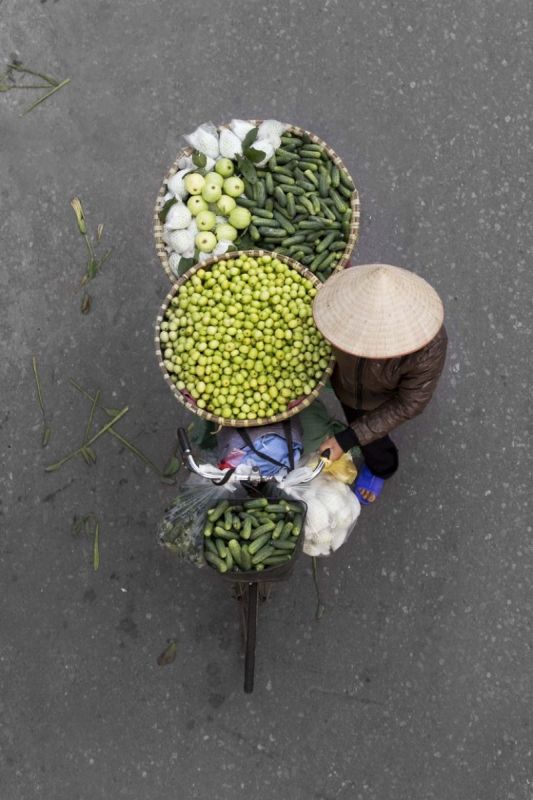 Вьетнамские уличные торговцы - воплощение гармонии. ФОТО