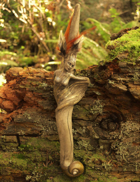 Девушка создает потрясающие скульптуры из коряг. ФОТО