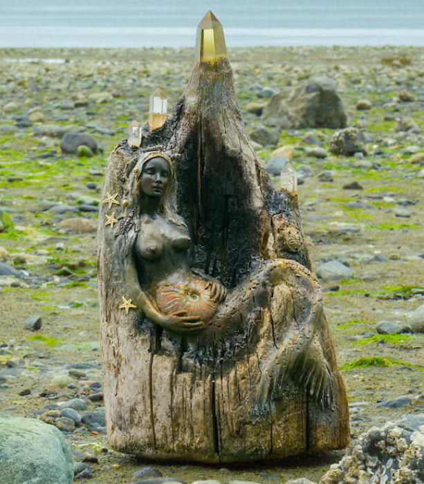 Девушка создает потрясающие скульптуры из коряг. ФОТО