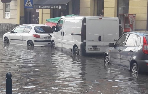 Львів накрила негода: затоплені вулиці та град розміром з яйце ...